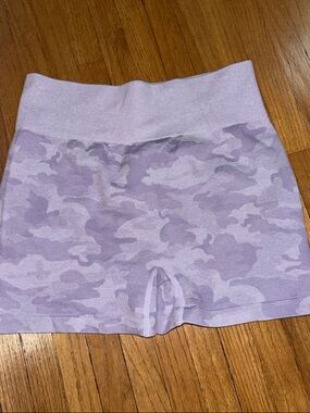 Seamless Lavender Camo Women’s Workout Biker Shorts w/ Bootie Scrunch